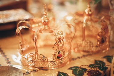 Şık düğün taç veya taç kilisede evlilik hazırlığı