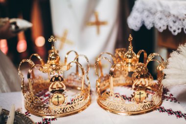 Şık düğün taç veya taç kilisede evlilik hazırlığı