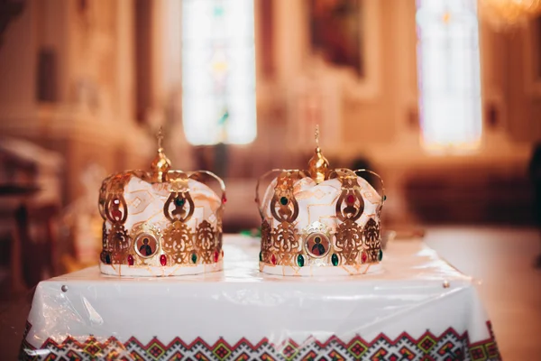 Şık düğün taç veya taç kilisede evlilik hazırlığı — Stok fotoğraf
