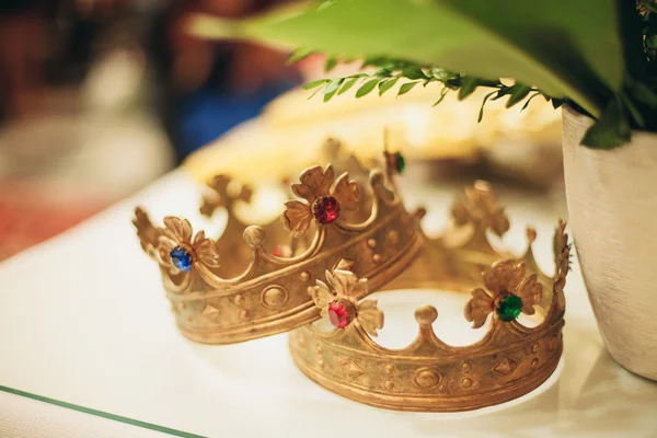 Elegant bröllop krona eller tiara förbereder för äktenskap i kyrkan — Stockfoto