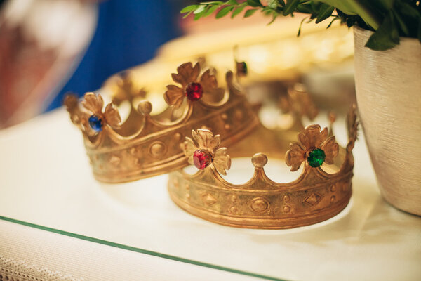 Элегантная свадебная корона или тиара, готовящаяся к браку в церкви
