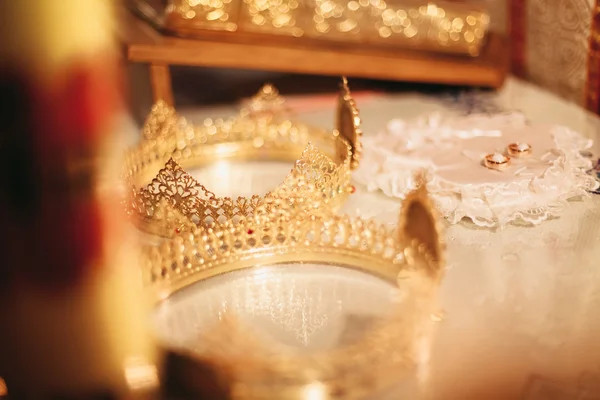 Eleganckie wesele korony lub tiara przygotowanie do małżeństwa w kościele — Zdjęcie stockowe