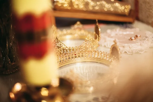 Elegante corona de boda o tiara preparándose para el matrimonio en la iglesia —  Fotos de Stock