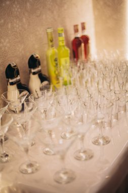Farklı alkol kadehler ve düğün büfe masa şarap gözlük içecekler