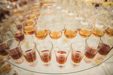 Farklı alkol kadehler ve düğün büfe masa şarap gözlük içecekler