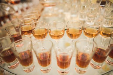 Farklı alkol kadehler ve düğün büfe masa şarap gözlük içecekler