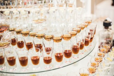 Farklı alkol kadehler ve düğün büfe masa şarap gözlük içecekler