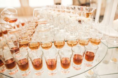 Farklı alkol kadehler ve düğün büfe masa şarap gözlük içecekler