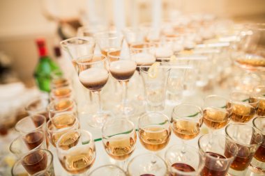 Farklı alkol kadehler ve düğün büfe masa şarap gözlük içecekler