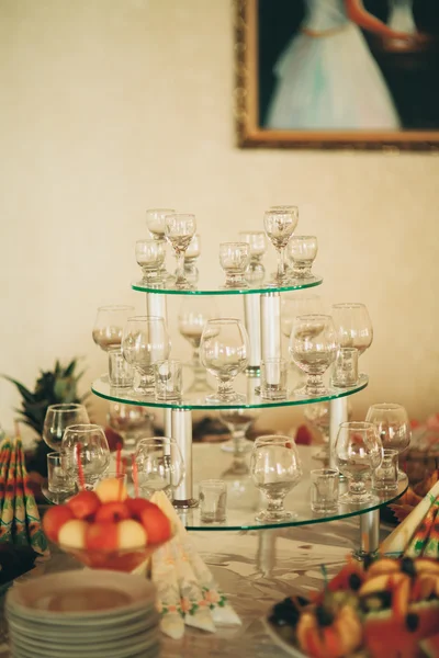 Different alcohol drinks in goblets and wine glasses on wedding buffet table — Stock Photo, Image