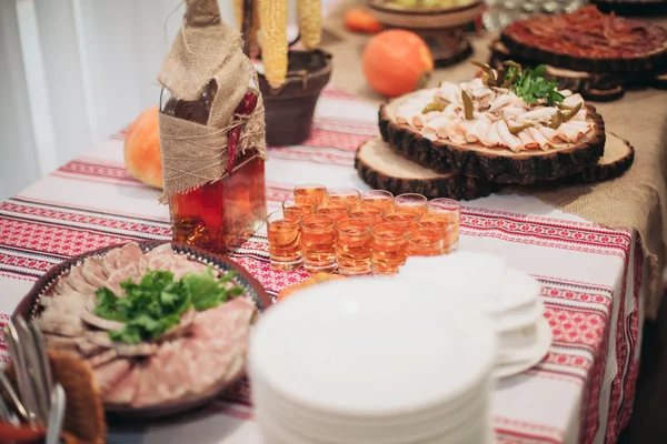 Diferentes bebidas alcoólicas em taças e copos de vinho na mesa do buffet de casamento — Fotografia de Stock