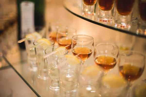 Διαφορετικά τα αλκοολούχα ποτά στα κύπελλα και ποτήρια κρασί στο γαμήλιο τραπέζι μπουφέ — Φωτογραφία Αρχείου