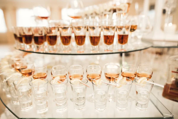 Διαφορετικά τα αλκοολούχα ποτά στα κύπελλα και ποτήρια κρασί στο γαμήλιο τραπέζι μπουφέ — Φωτογραφία Αρχείου