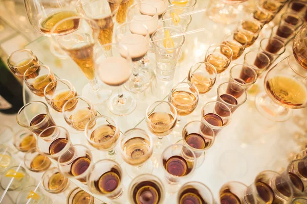 Farklı alkol kadehler ve düğün büfe masa şarap gözlük içecekler