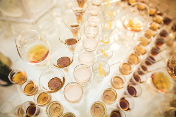 Farklı alkol kadehler ve düğün büfe masa şarap gözlük içecekler