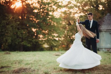 Güzel romantik Düğün çifti, damat ve gelin on sunset eski kale sarılma