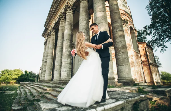 Mooi romantisch huwelijk paar van pasgetrouwden knuffelen in de buurt van oud kasteel — Stockfoto