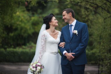 Botanik parkında yürüyen mutlu bir çift.