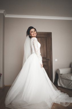 Güzel moda peçe düğün sabah gelinle portresi. Gelinlik