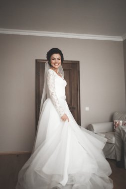 Güzel moda peçe düğün sabah gelinle portresi. Gelinlik