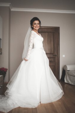 Güzel moda peçe düğün sabah gelinle portresi. Gelinlik