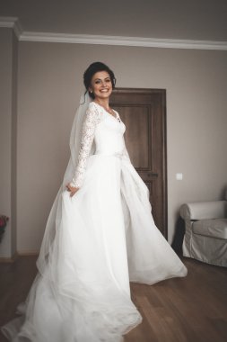 Güzel moda peçe düğün sabah gelinle portresi. Gelinlik