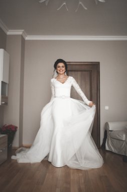 Güzel moda peçe düğün sabah gelinle portresi. Gelinlik