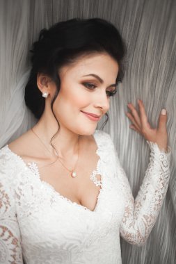 Güzel moda peçe düğün sabah gelinle portresi. Gelinlik