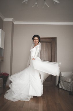 Güzel moda peçe düğün sabah gelinle portresi. Gelinlik