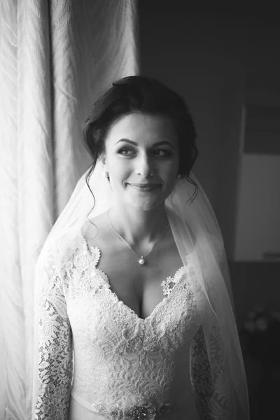Retrato de bela noiva com véu de moda na manhã do casamento. Vestido de casamento — Fotografia de Stock