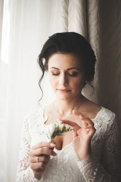 Portret van de mooie bruid met mode sluier op de ochtend van de bruiloft. Trouwjurk — Stockfoto