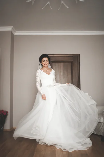Портрет красивой невесты с фатой на свадебное утро. Свадебное платье — стоковое фото