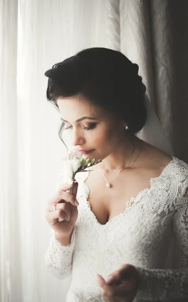 Güzel moda peçe düğün sabah gelinle portresi. Gelinlik — Stok fotoğraf