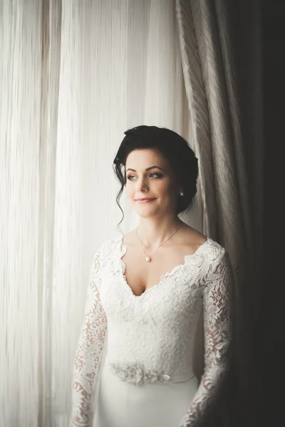 Портрет красивої нареченої з модною фатою на весіллі вранці. Весільна сукня — стокове фото
