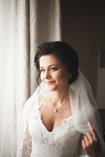 Portrait of beautiful bride with fashion veil at wedding morning. Wedding dress — Stock Photo, Image
