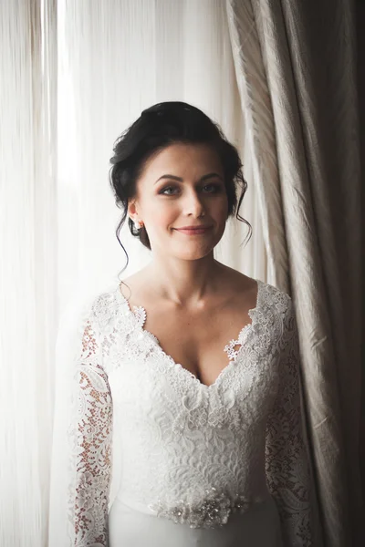 Retrato de novia hermosa con velo de moda en la mañana de la boda. Vestido de novia — Foto de Stock