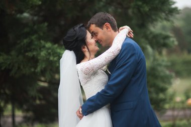 Botanik parkında yürüyen mutlu bir çift.