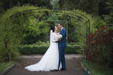 Botanik parkında yürüyen mutlu bir çift.