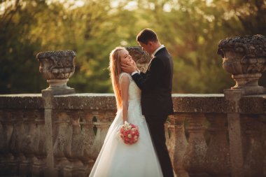 Sunset eski kale sarılma yeni evli çiftin güzel romantik düğün