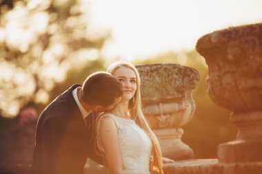 Sunset eski kale sarılma yeni evli çiftin güzel romantik düğün