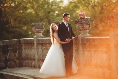 Sunset eski kale sarılma yeni evli çiftin güzel romantik düğün