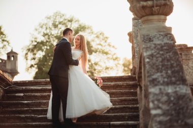 Sunset eski kale sarılma yeni evli çiftin güzel romantik düğün