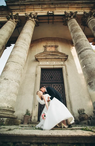 Красива романтична весільна пара молодят обіймається біля старого замку — стокове фото