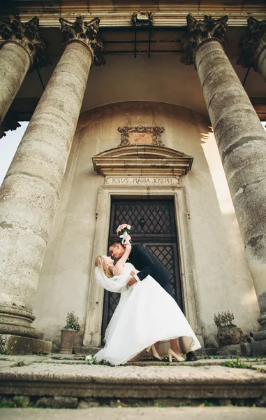 Hermosa boda romántica pareja de recién casados abrazos cerca del viejo castillo —  Fotos de Stock