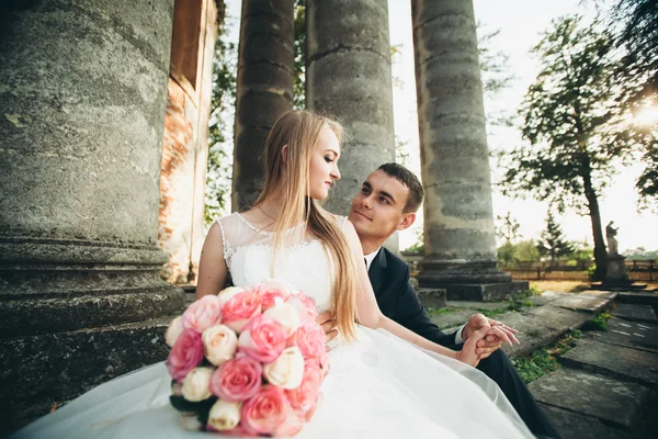Vackra romantiska bröllop par nygifta kramar nära gamla slottet — Stockfoto