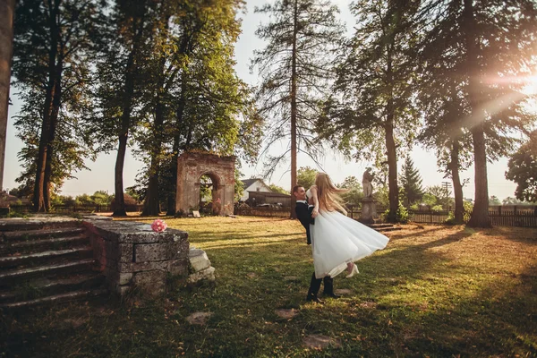 Güzel, romantik bir düğün. Yeni evliler. Eski kalenin yakınlarında sarılıyorlar. — Stok fotoğraf