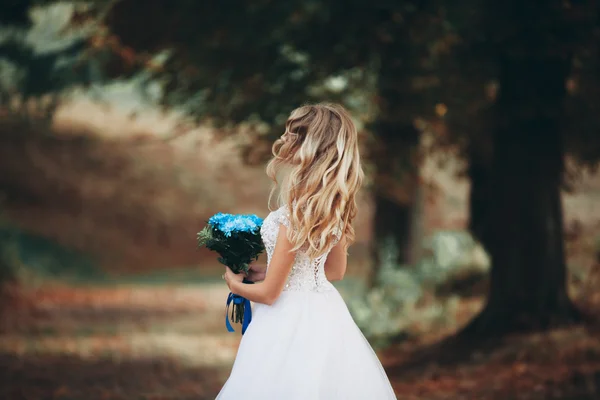 Lujoso retrato de novia rubia con ramo de novia en otoño — Foto de Stock