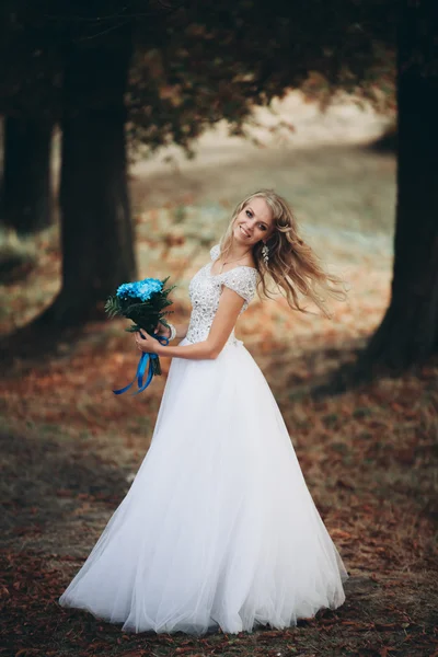 Luxus-Porträt der blonden Braut mit Brautstrauß im Herbst — Stockfoto