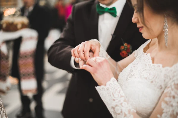 Casamento casal bide e noivo se casar em uma igreja — Fotografia de Stock