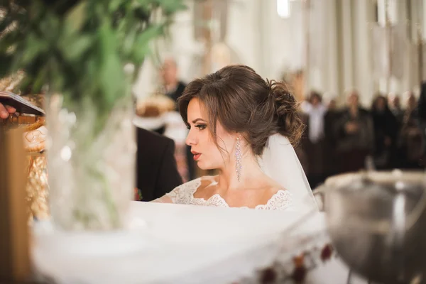 Hochzeitspaar und Bräutigam heiraten in Kirche — Stockfoto